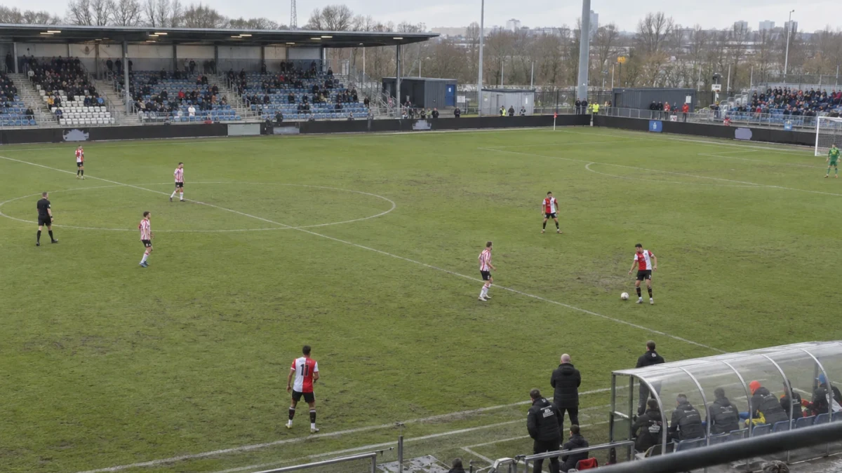 Feyenoord jagas av PSV inför avgörande nionde omgång