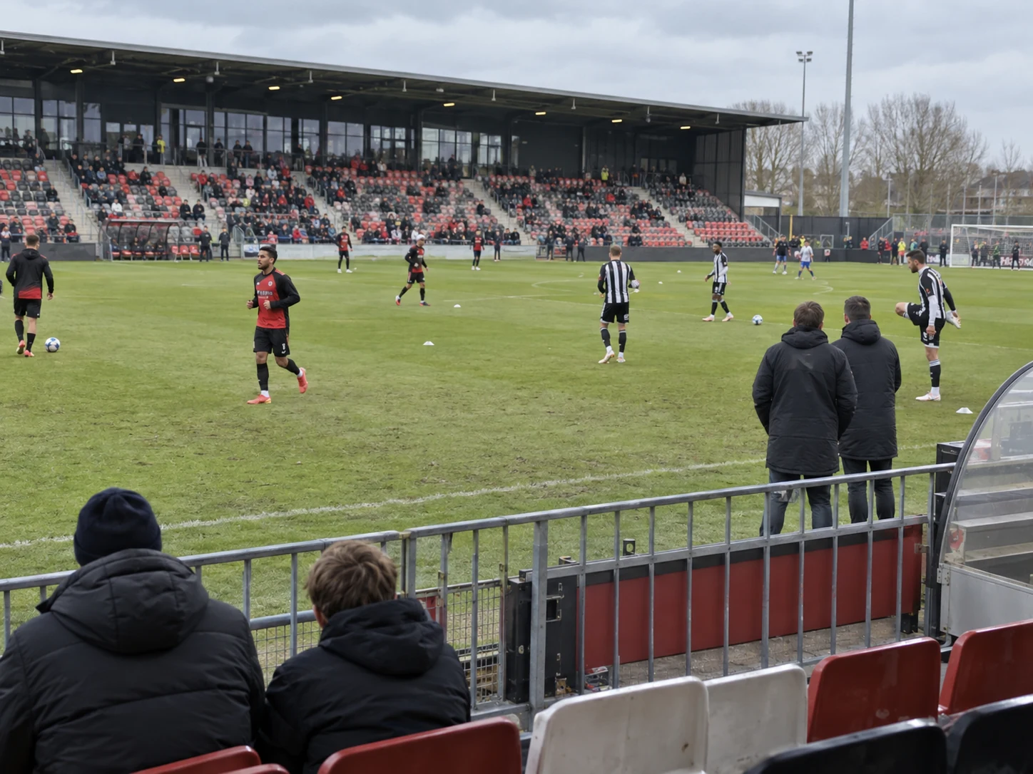 Heracles försvarar förstaplatsen mot Almere City FC